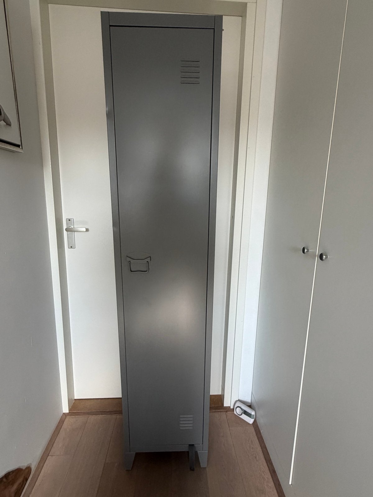 Grijze metalen locker met planken, Ophalen, Gebruikt