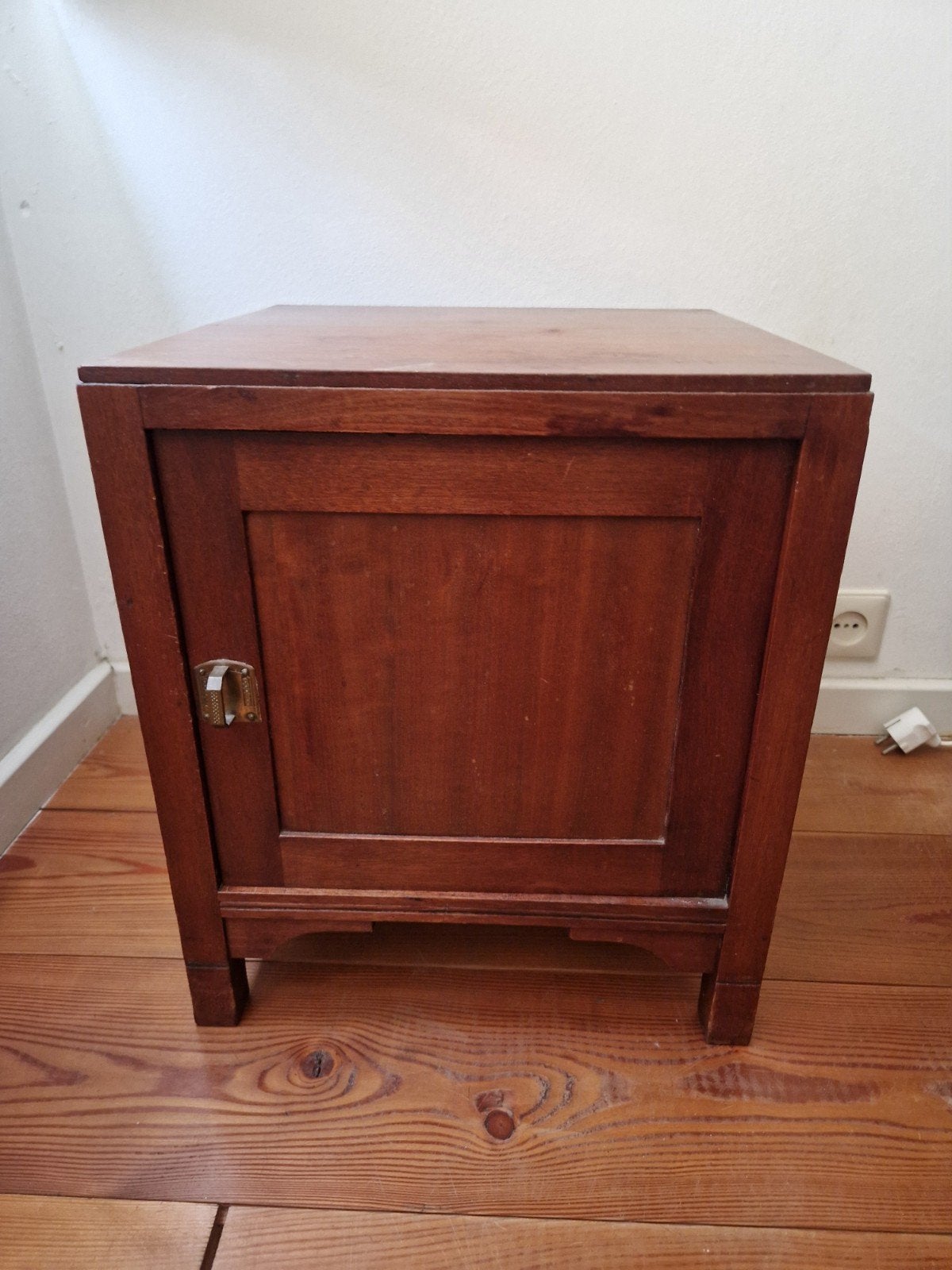 Vintage houten (nacht)kastje met deurtje 1 van 2, Huis en Inrichting, Ophalen, Minder dan 45 cm
