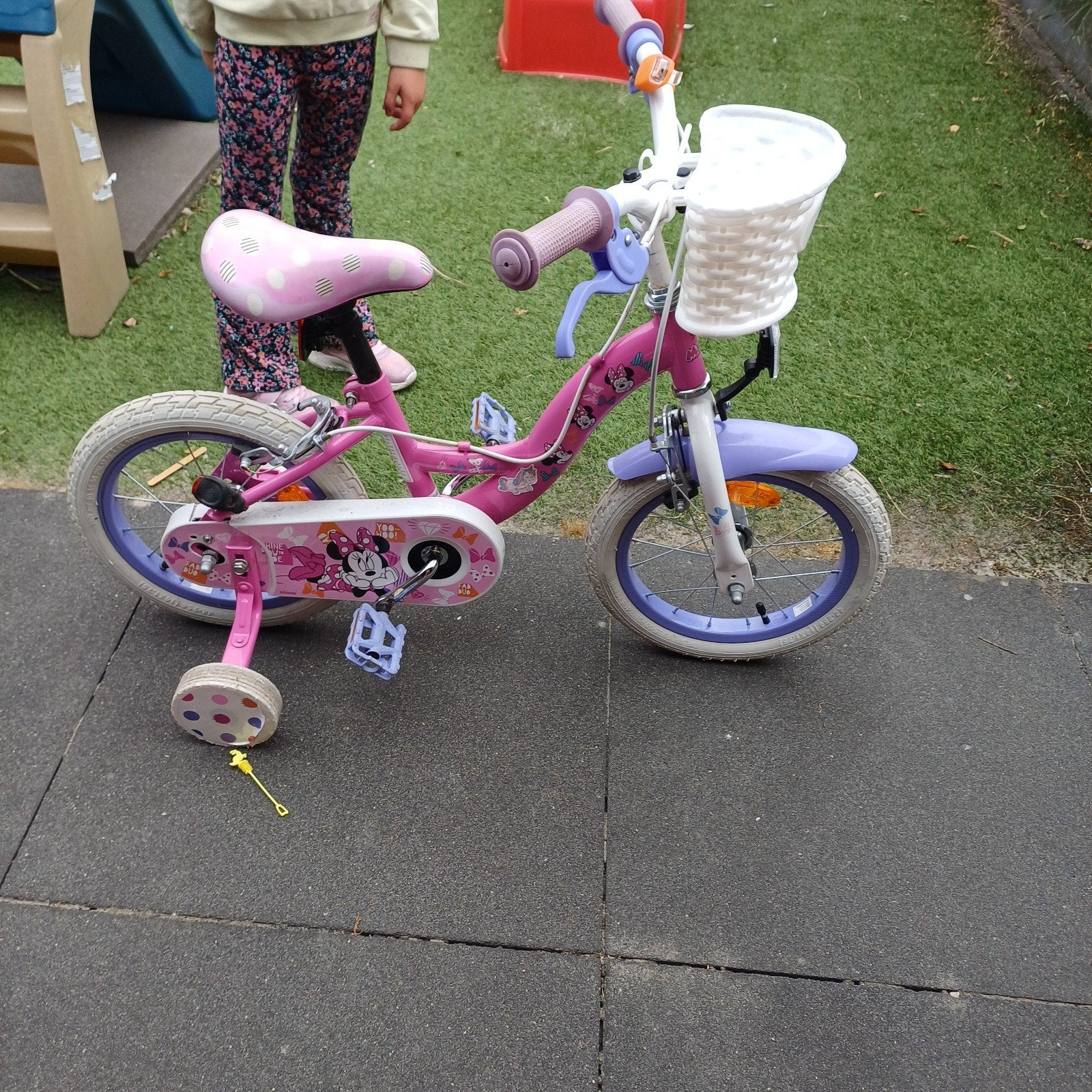 Minnie Mouse kinderfiets met zijwieltjes, Ophalen, Gebruikt, Minder dan 16 inch, Zijwieltjes