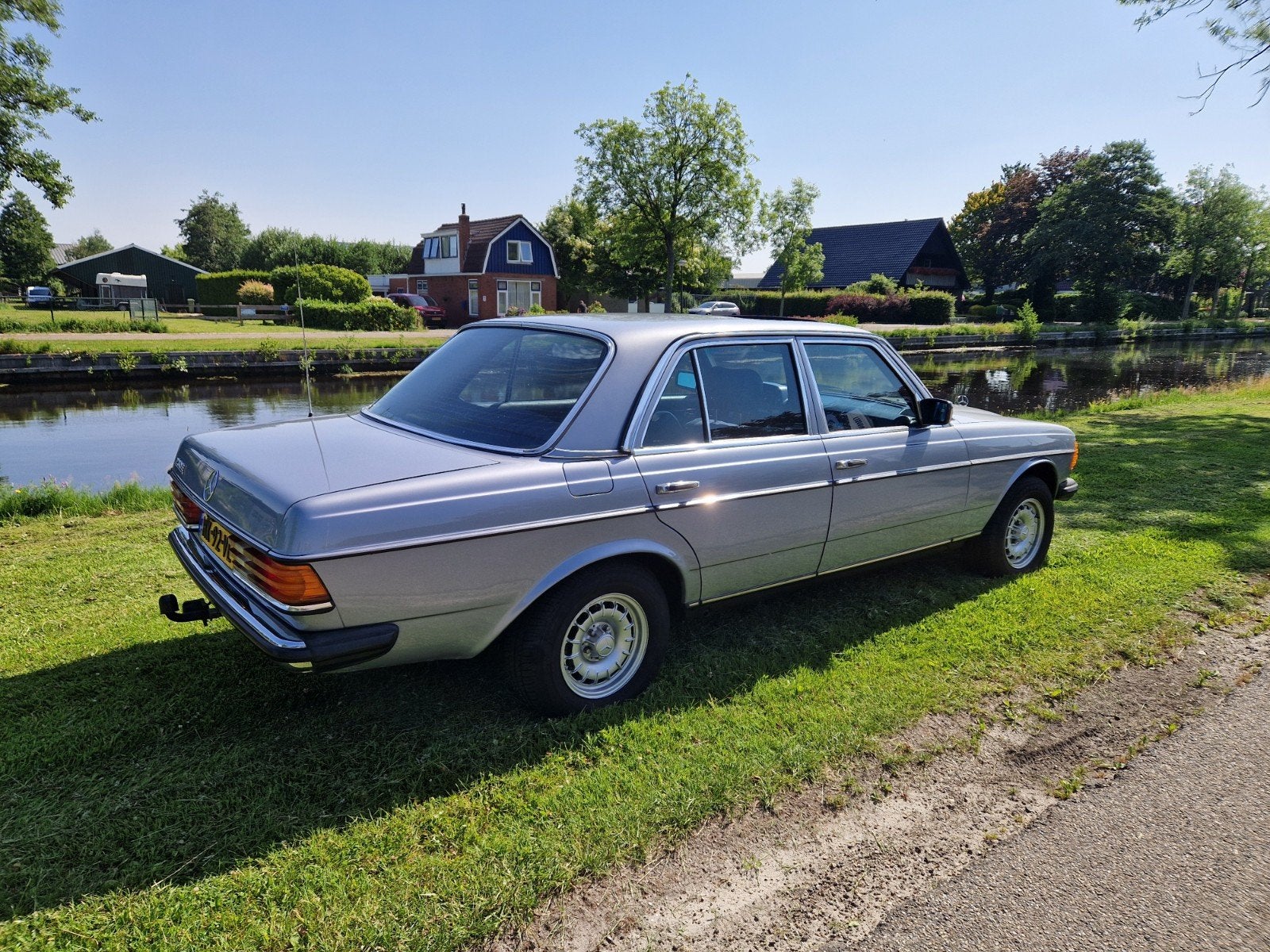 Mercedes-Benz W123 Belastingvrij Lpg 230 E 1982  Apk 2028, Auto's, Automaat, 4 cilinders, Blauw, Leder en Stof