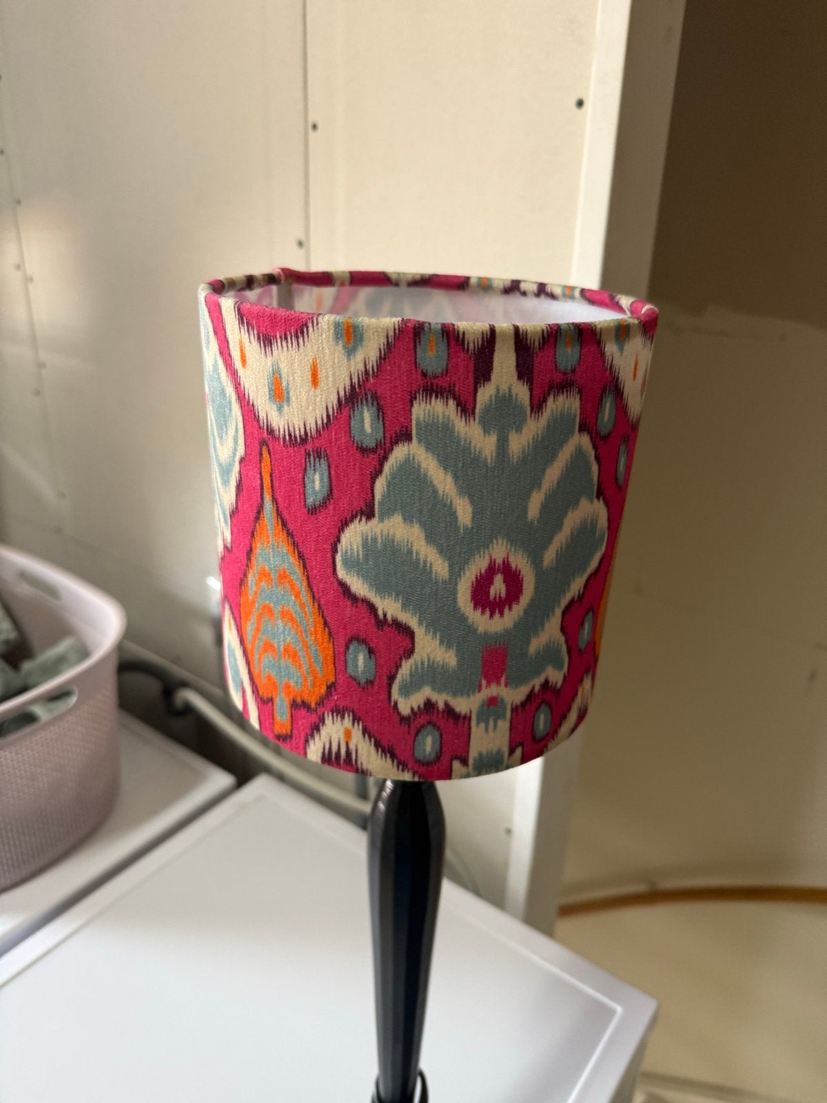 Colmore tafellamp met kleurrijke kap T.E.A.B, Ophalen of Verzenden, Gebruikt, Stof, 50 tot 75 cm