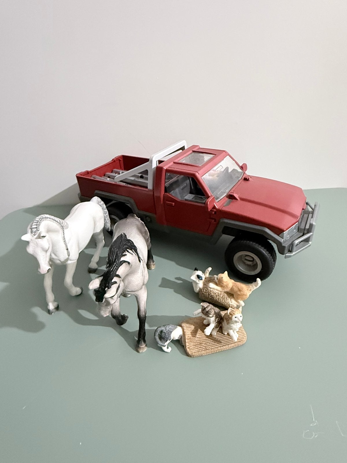 Schleich Pick-up met chauffeur paarden en katten set, Ophalen of Verzenden, Gebruikt