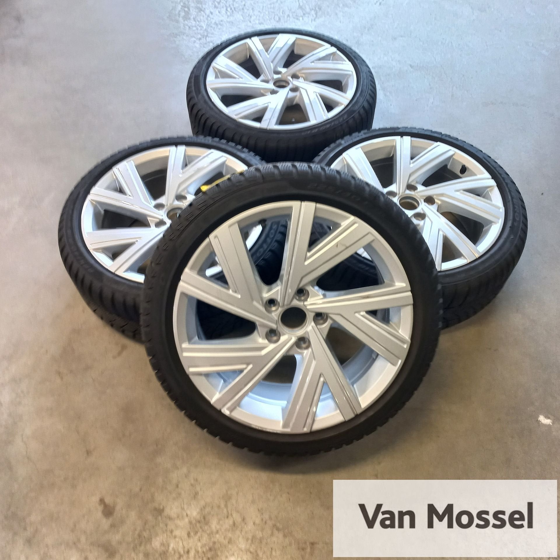 Volkswagen Golf 8 Pirelli Sottozero 3 225/40/R18 92V, 18 inch, Gebruikt, -, -