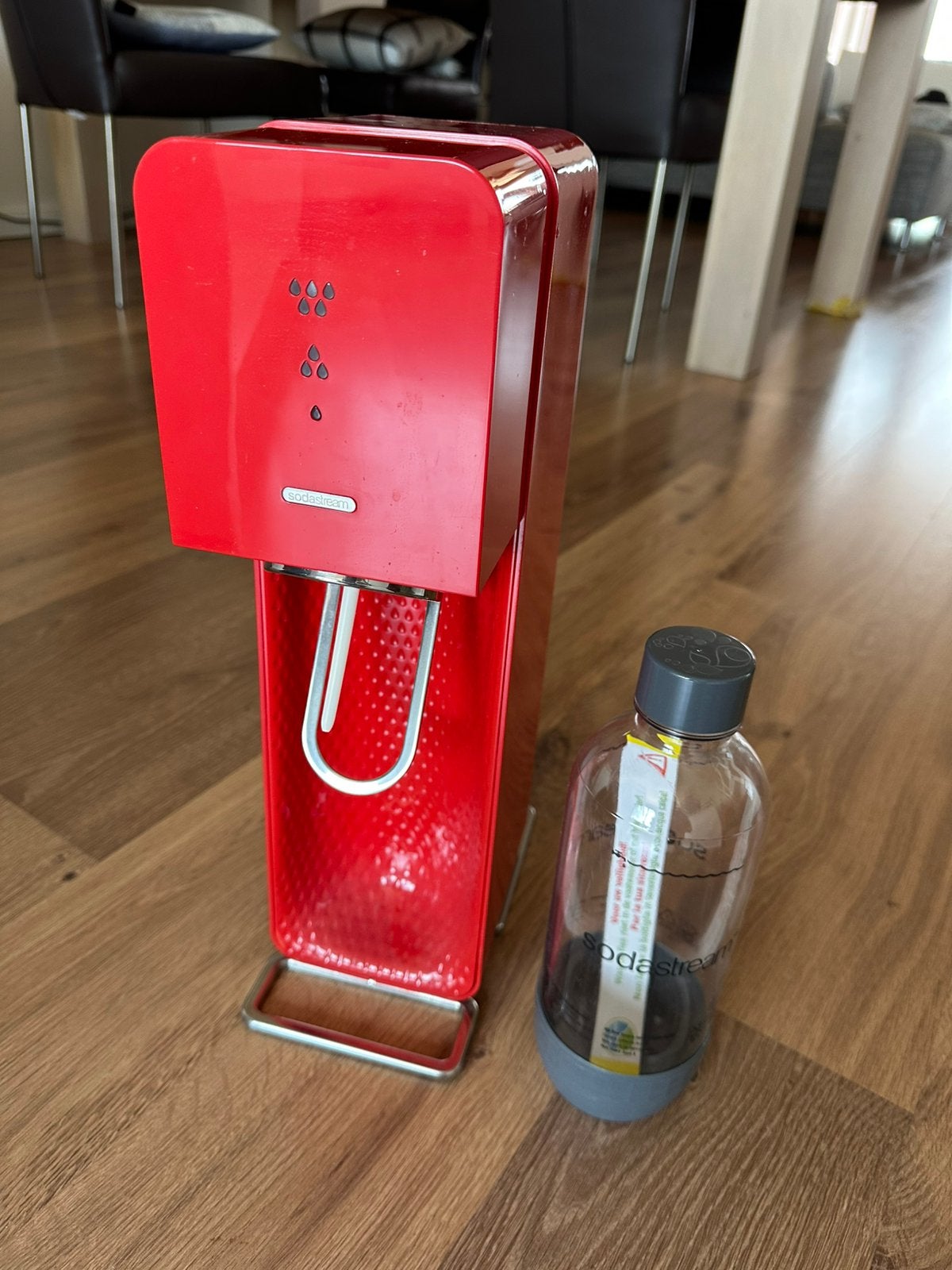 SodaStream Source rood + CO₂-cilinder, Witgoed en Apparatuur, Bruiswatermachines, Ophalen, Gebruikt