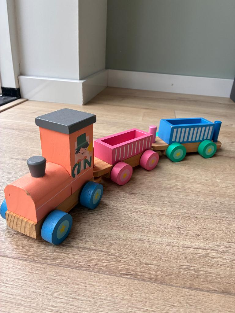 Houten trein locomotief met 2 wagons, Kinderen en Baby's, Speelgoed | Houten speelgoed, Ophalen, Gebruikt, Duw- of Trekspeelgoed