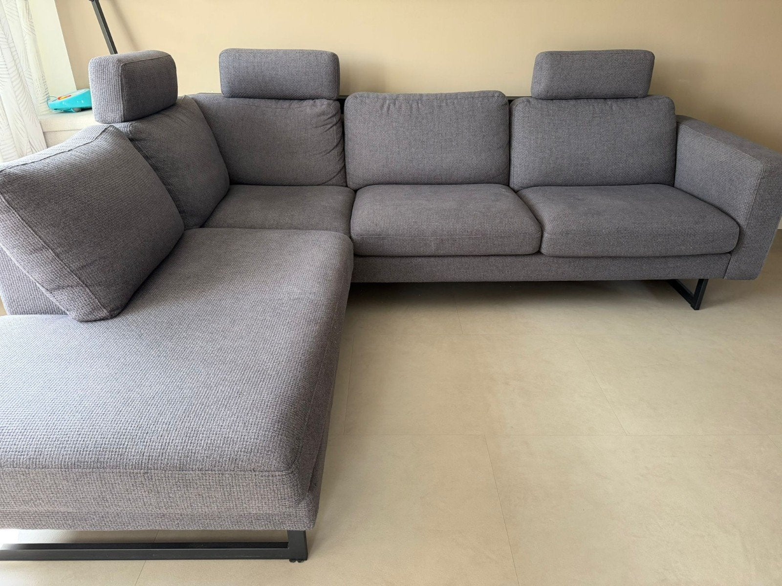 Moderne grijze hoekbank met verstelbare hoofdsteunen, Huis en Inrichting, Ophalen, 250 tot 300 cm, Hoekbank, 75 tot 100 cm