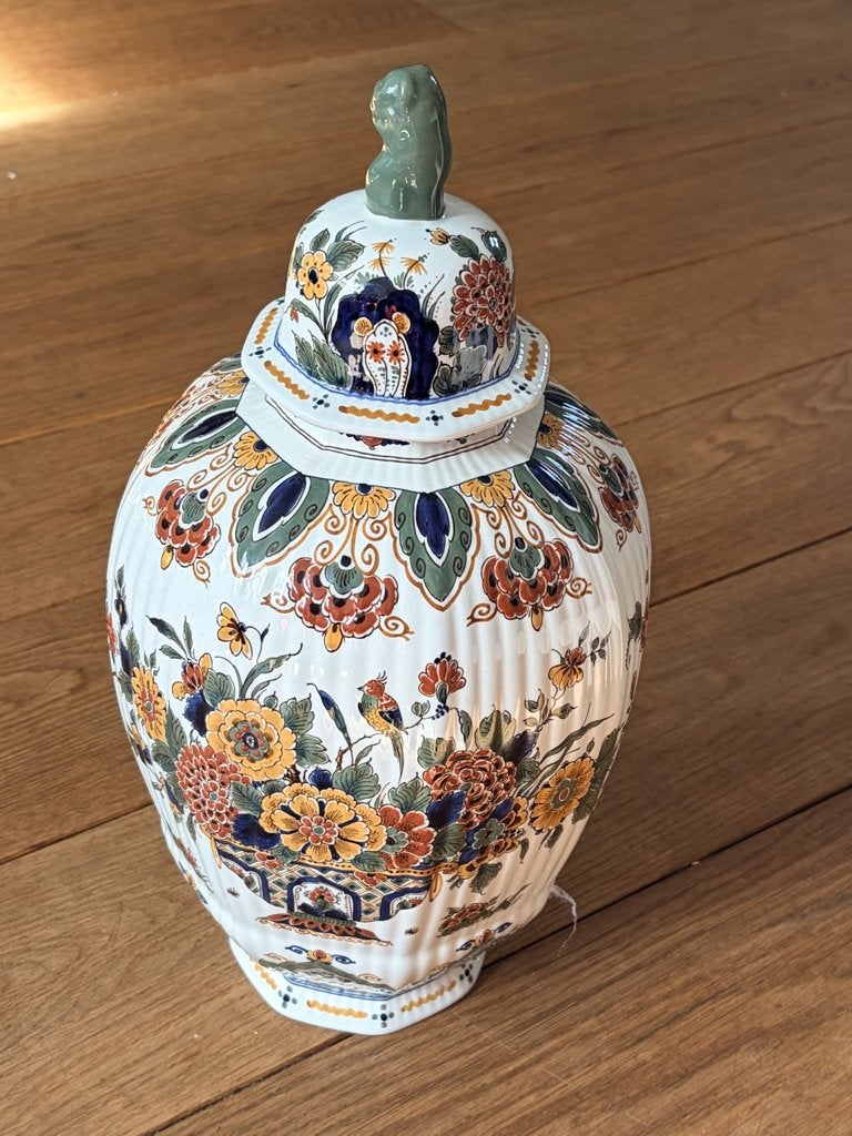 Dekselvaas De Porceleyne Fles Delft, Polychroom, 46 cm, 1985, Antiek en Kunst, Antiek | Keramiek en Aardewerk, Ophalen
