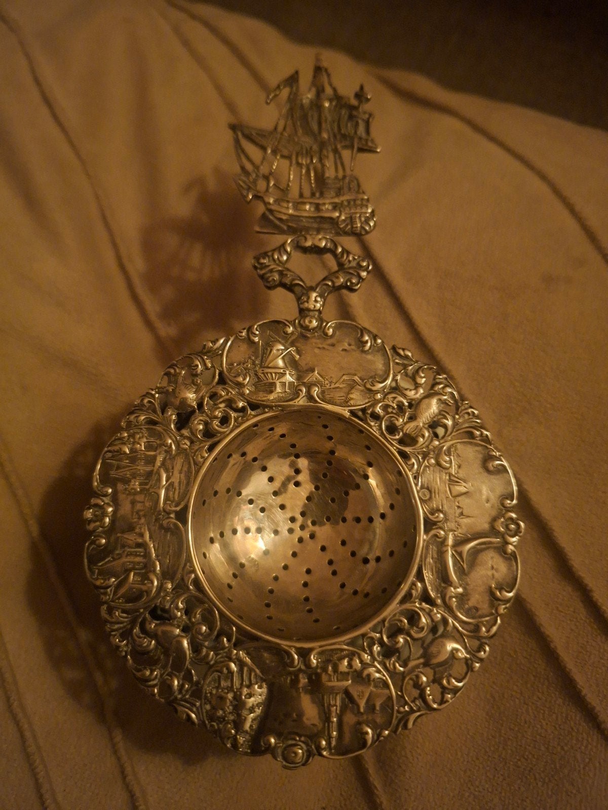 Antieke Zilveren Theezeef 1915  'Nederlandische Ambulanz', Antiek en Kunst, Antiek | Goud en Zilver, Ophalen of Verzenden, Zilver
