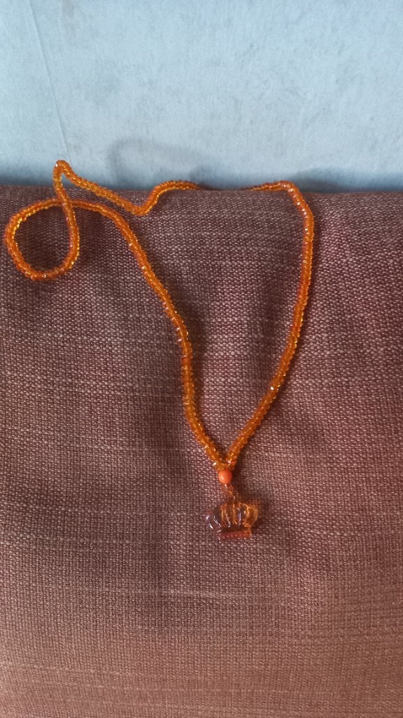 Oranje plastic ketting met kroon, Ophalen of Verzenden, Gebruikt, Feestartikel, Oranje of Koningsdag