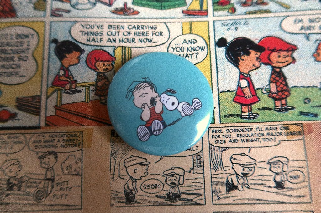Linus en Snoopy Peanuts Comics 44MM Button Pin Badge Broche, Verzamelen, Verzenden, Snoopy, Nieuw, Gebruiksvoorwerp