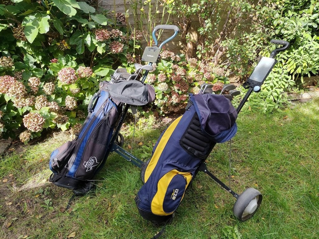 2 complete golfsets; clubs, tassen, trolleys, ballen, etc