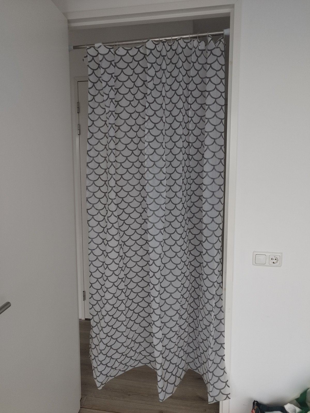 Uitschuifbare douchegordijnstang met grijs/wit gordijn, Huis en Inrichting, Badkamer | Badtextiel en Accessoires, Ophalen, Wit