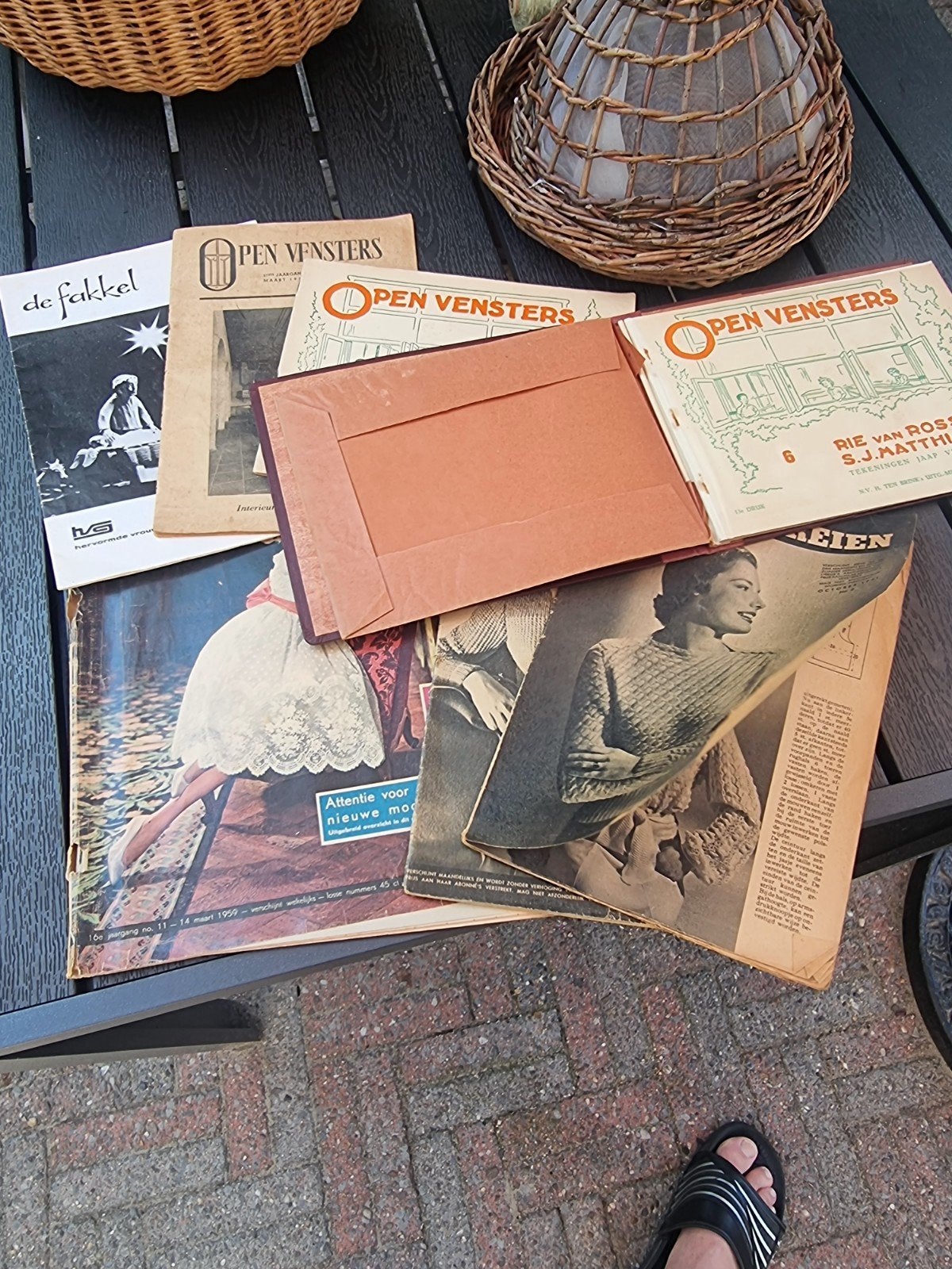 oude bladen/ boeken, Ophalen of Verzenden, Gelezen