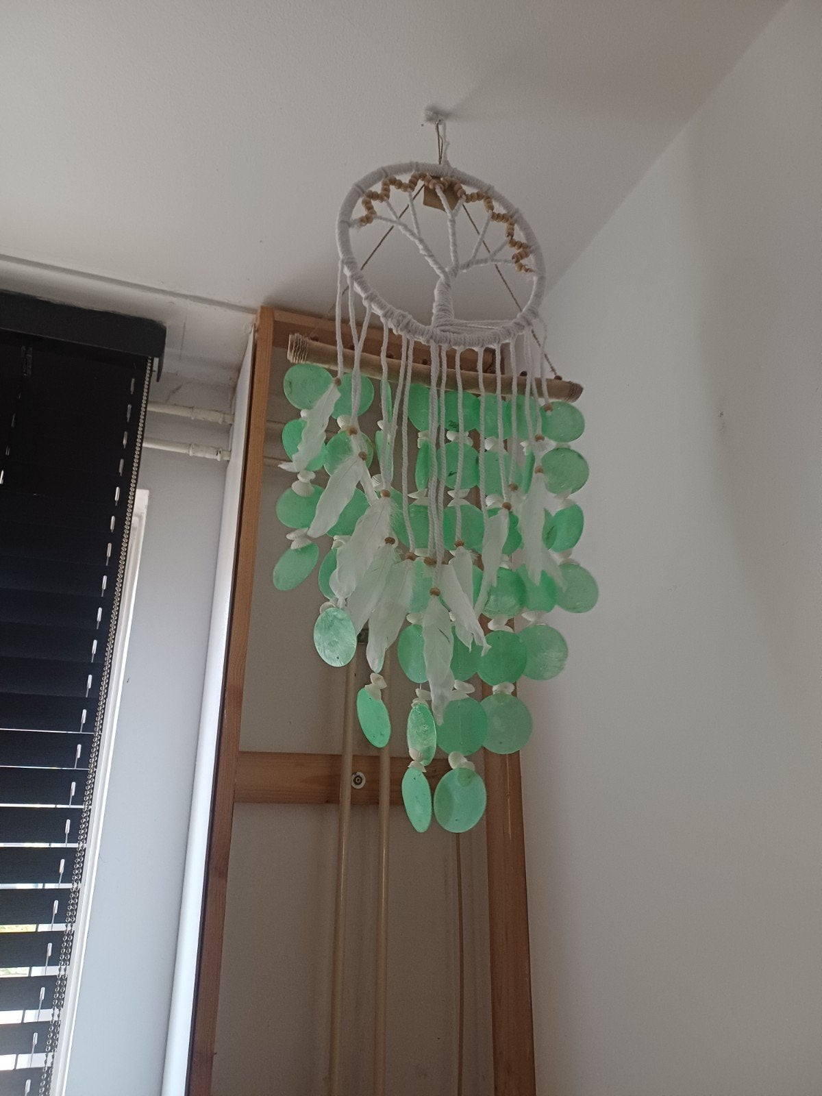 Dromenvanger met schelpen en veren - Groen/Wit, Huis en Inrichting, Woonaccessoires | Overige, Meerkleurig, Boho, Ophalen of Verzenden