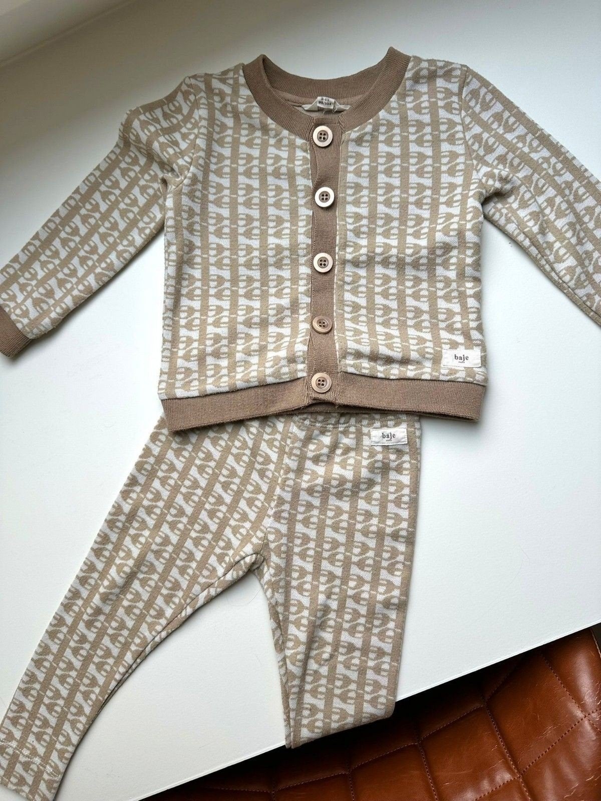 Setje broek vest truitje BAJÉ STUDIO mt 92 98 nieuwstaat, Jongen of Meisje, Ophalen of Verzenden, Zo goed als nieuw, Setje