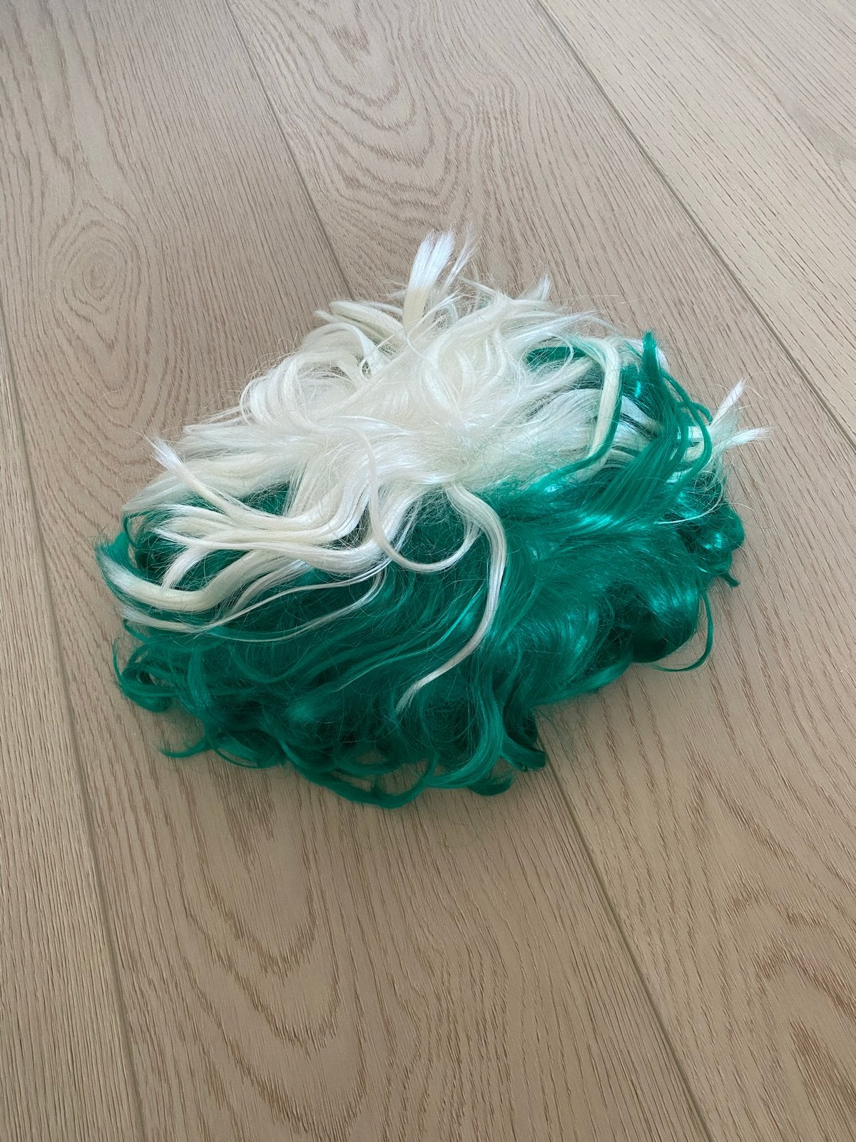 Carnaval Pruik Groen Wit - Feestelijke Accessoire, Ophalen of Verzenden, Gebruikt, Accessoires