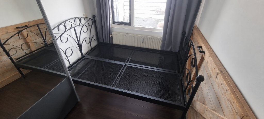bed gietijzer met bodems 140 x 200 moet weg ivm verhuizing, Ophalen, Zwart, Tweepersoons, 140 cm
