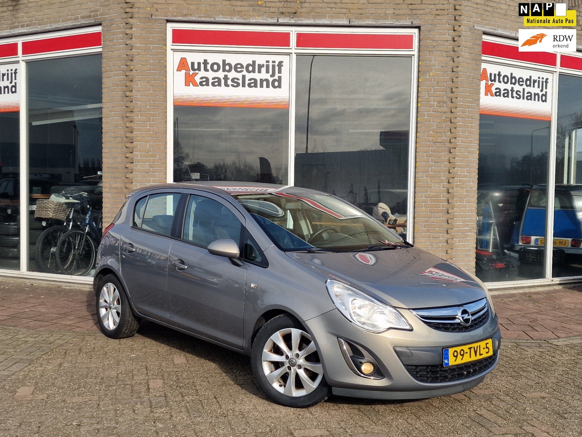 Opel Corsa 1.4-16V Anniversary Edition 5 drs - Airco - Cruis, Voorwielaandrijving, Gebruikt, 4 cilinders, Bruin