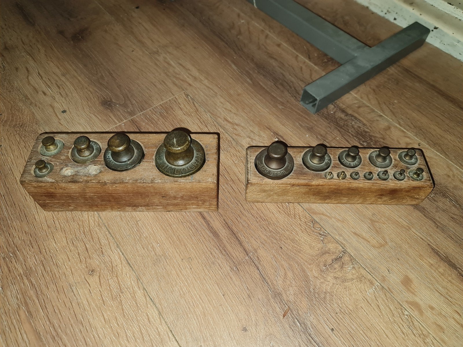 2 x houten blok met koperen gewichtjes, Ophalen