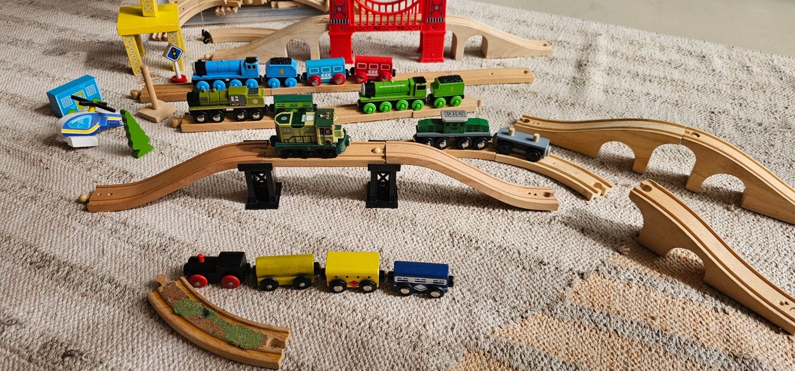 Grote houten treinbaan set met bruggen en 5 locomotieven, Ophalen, Gebruikt