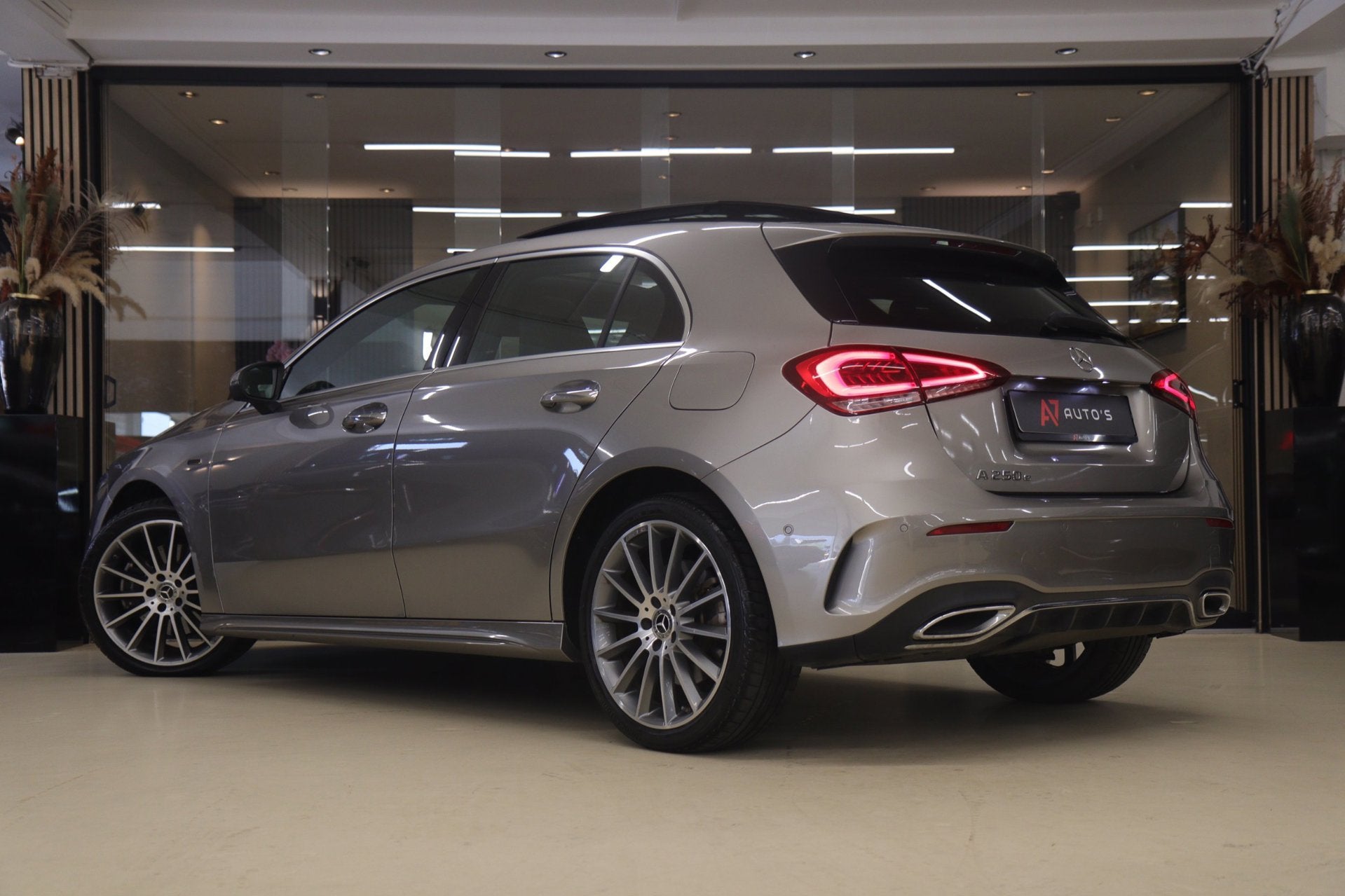 Mercedes-Benz A-klasse 250 e AMG Limited PANO/CARPLAY/360CAM, Auto's, Mercedes-Benz, Gebruikt, Euro 6, 4 cilinders, 15 kWh