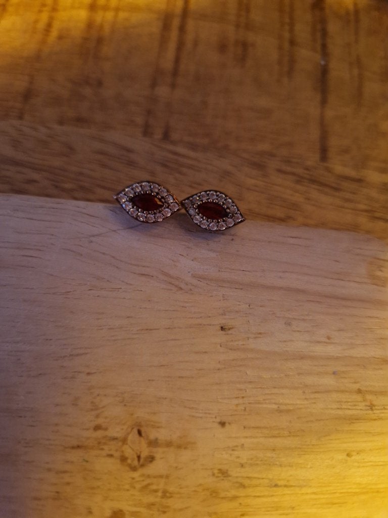 Antieke oorstekers met robijntjes., Ophalen of Verzenden, Zilver, Oorbellen, Met edelsteen