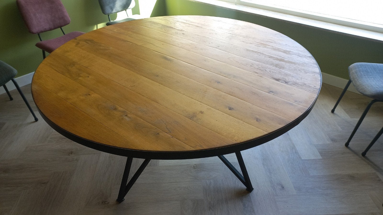 Ronde eettafel met eiken houten blad en metalen spinnenpoot, 150 tot 200 cm, Rond, Zo goed als nieuw, Vijf personen of meer