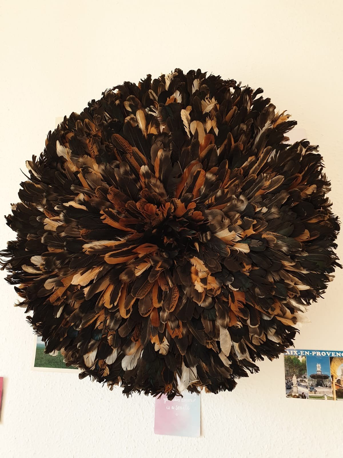 Handgemaakte Juju Hoed Wanddecoratie - Natuurlijke Veren, Boho, Nieuw, Ophalen of Verzenden, Natuurlijk materiaal