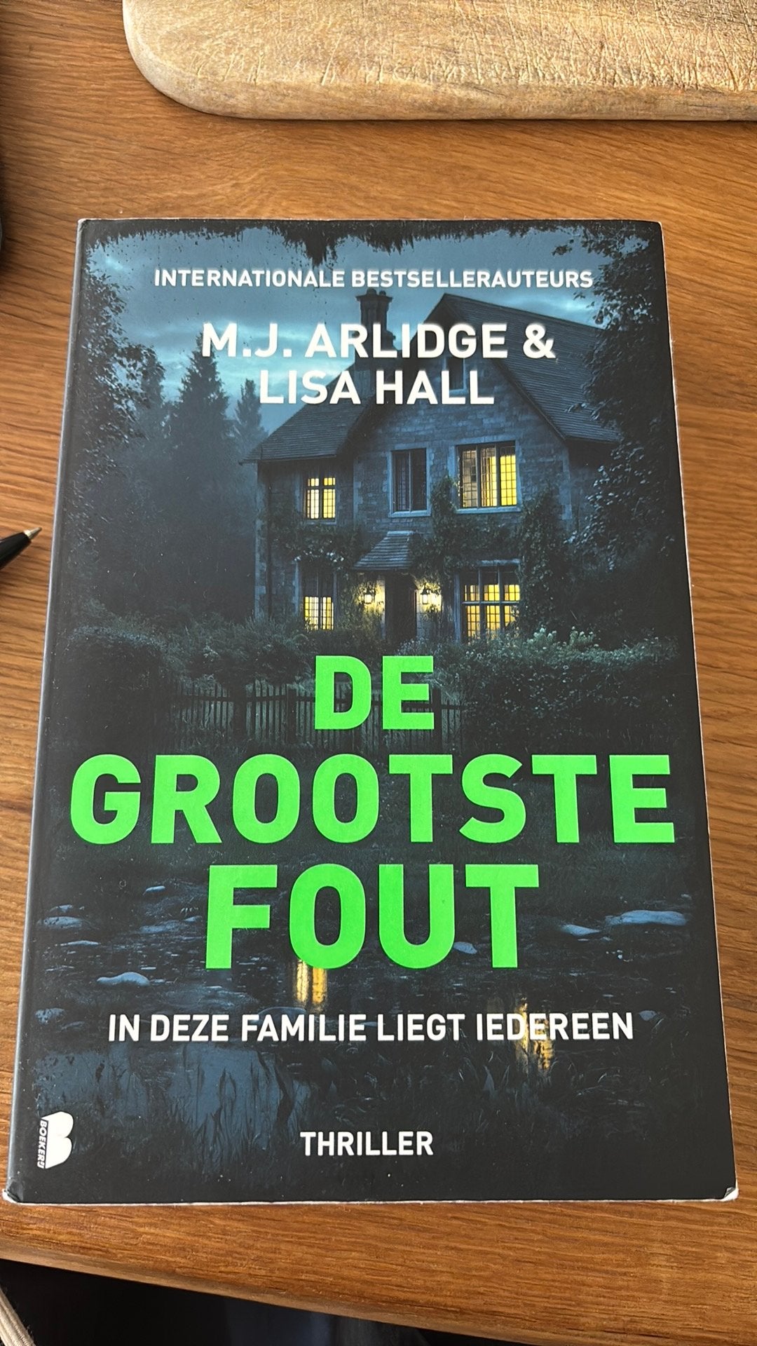 M.J. Arlidge - De grootste fout, Boeken, Ophalen of Verzenden, Zo goed als nieuw, M.J. Arlidge; Lisa Hall