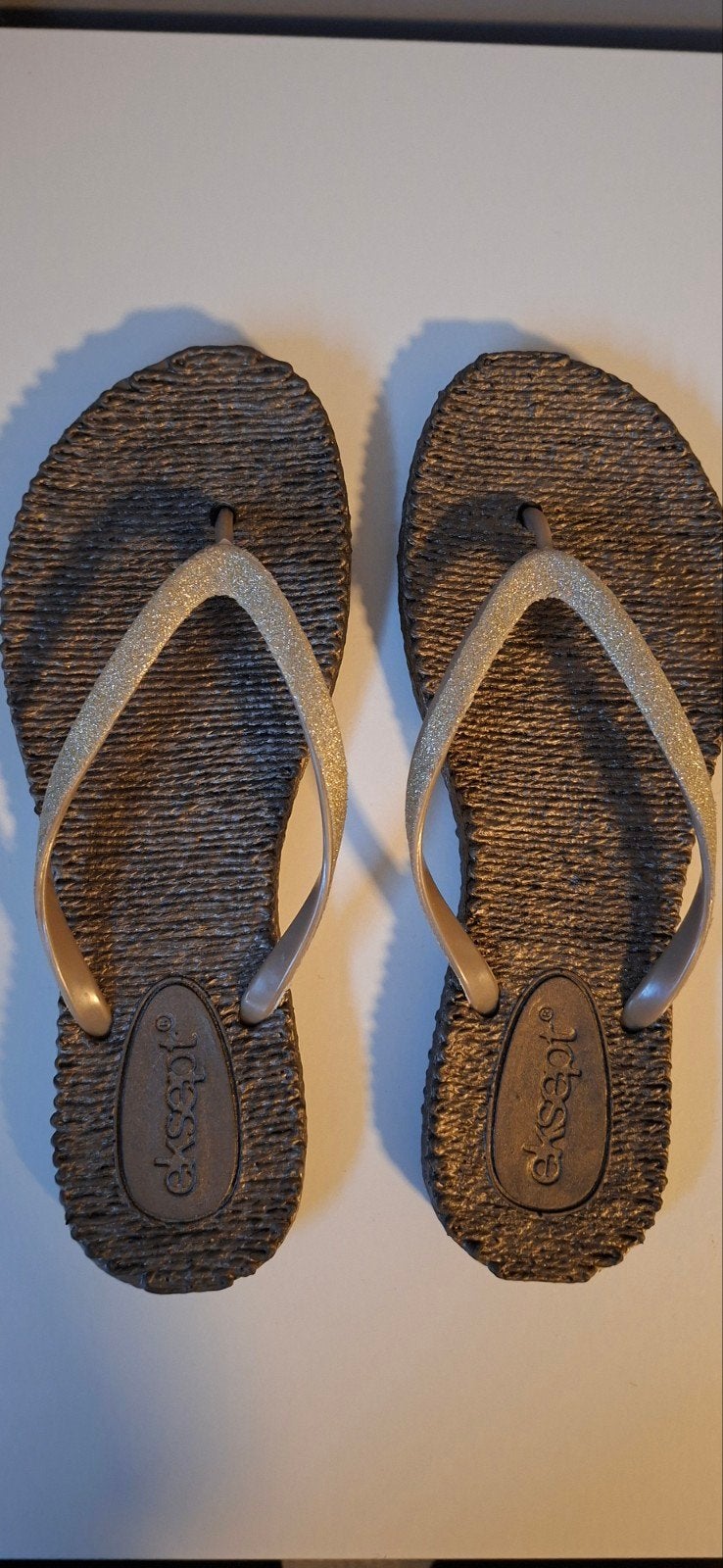 te koop nieuwe bruine Eksept slippers met glitterbandje 39, Kleding | Dames, Slippers, Bruin, Nieuw, Ophalen of Verzenden