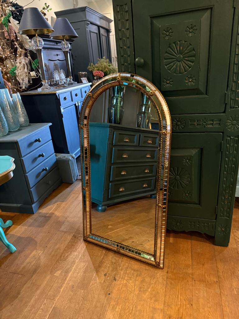 Hollywood Regency spiegel, Venetiaanse wandspiegel goud VdlM, Ophalen, 100 tot 150 cm, Zo goed als nieuw, Overige vormen