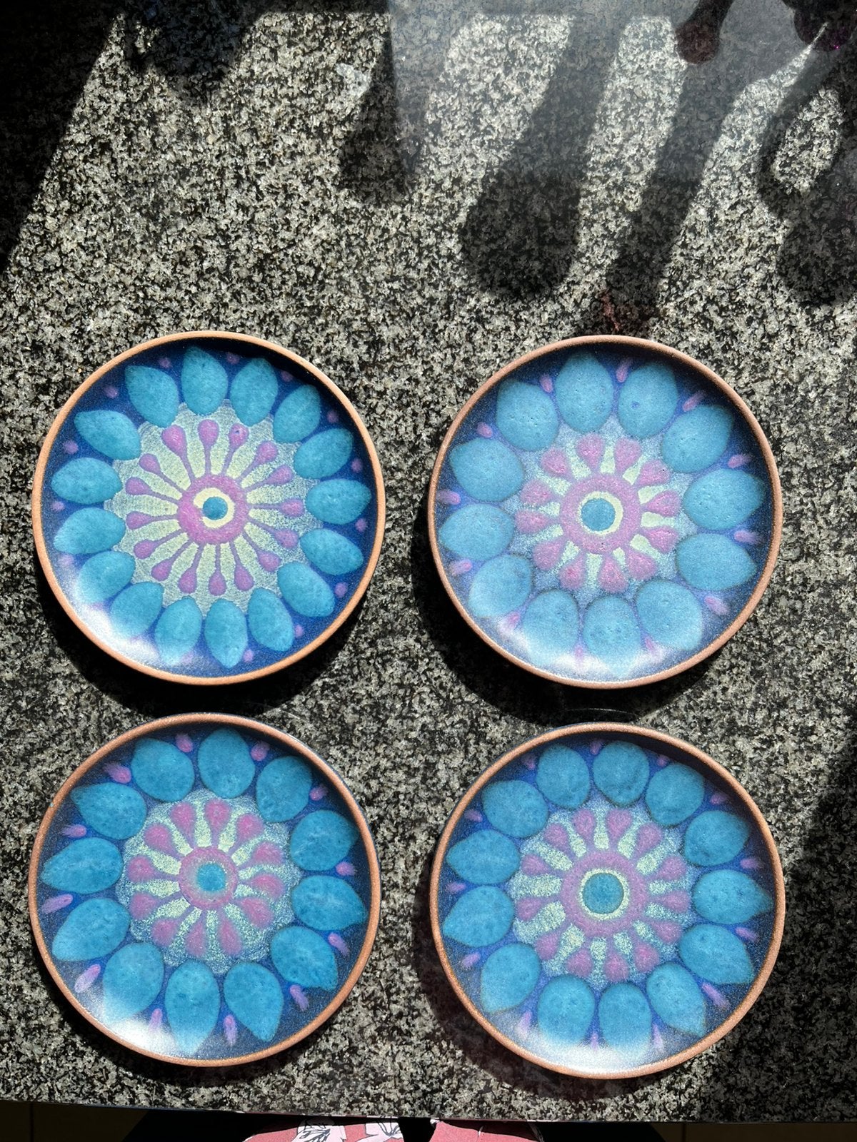 Gebaksbordjes 1970 keramiek KMK Viola blauw, bruine rand, Ophalen of Verzenden, Zo goed als nieuw