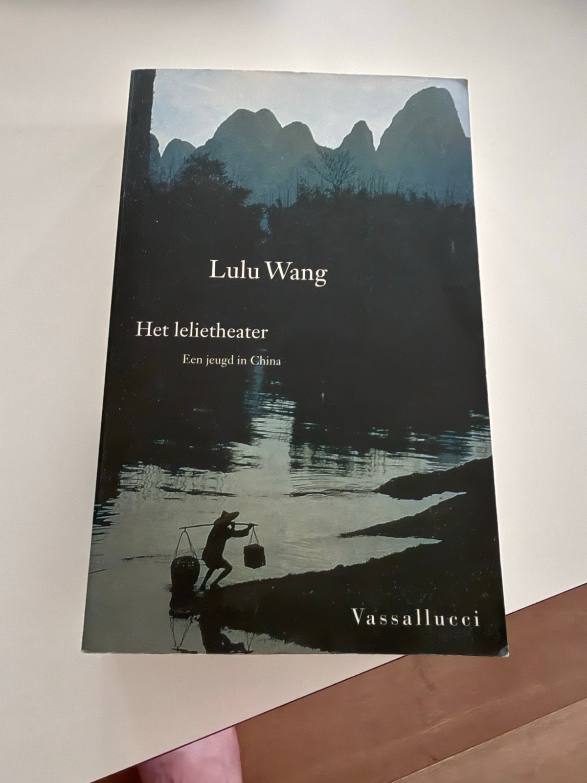 Het Lelietheater - Een jeugd in China door Lulu Wang, Ophalen of Verzenden, Zo goed als nieuw, Wereld overig