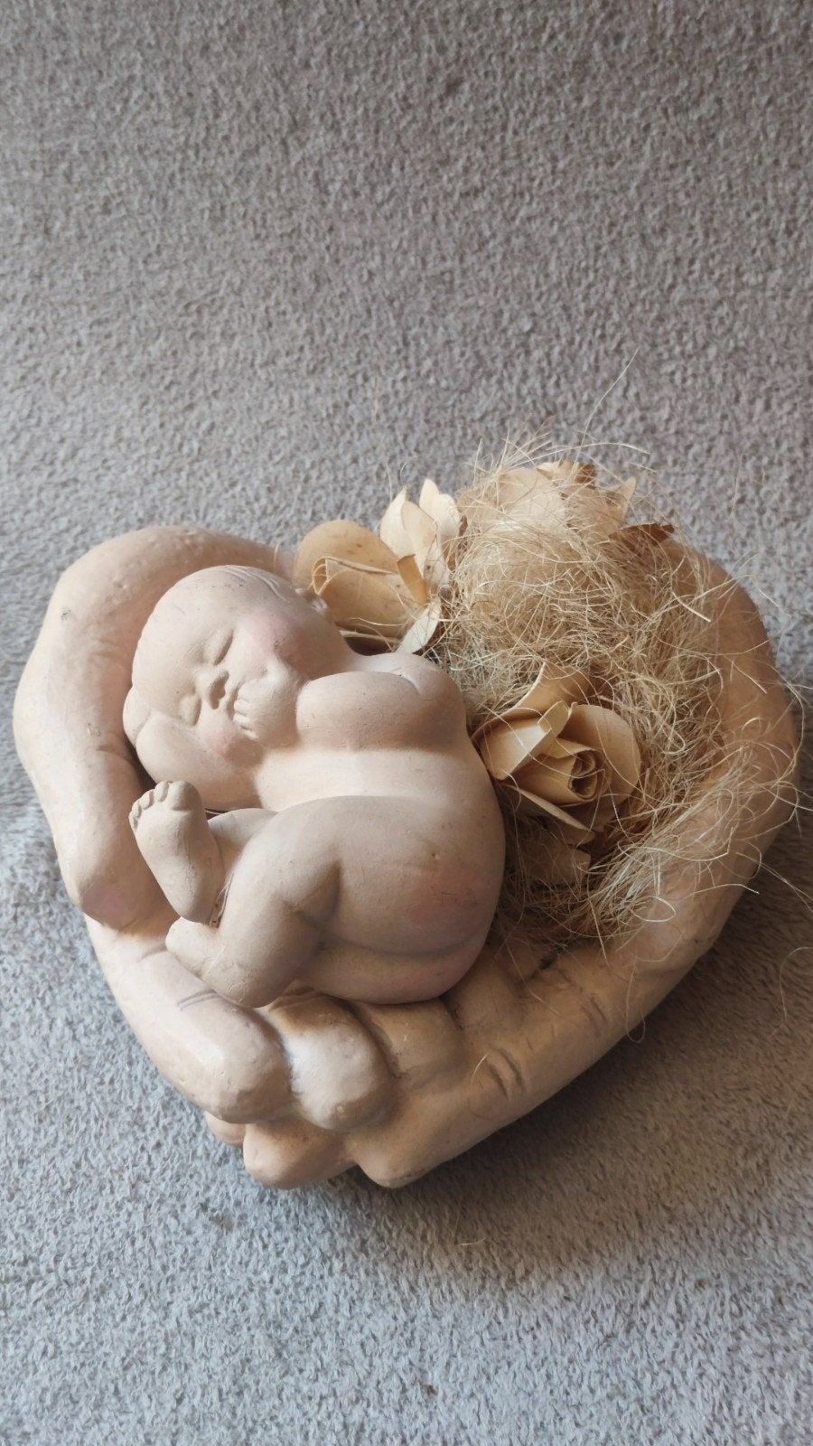 Baby in twee handen - hartvorm - beeld / aardewerk -  25 cm, Ophalen of Verzenden