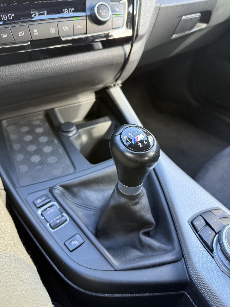 BMW M140i | Handgeschakeld | Achterwiel | M-Perf uitlaat, Auto's, BMW, Achterwielaandrijving, Alcantara, 340 pk, Origineel Nederlands