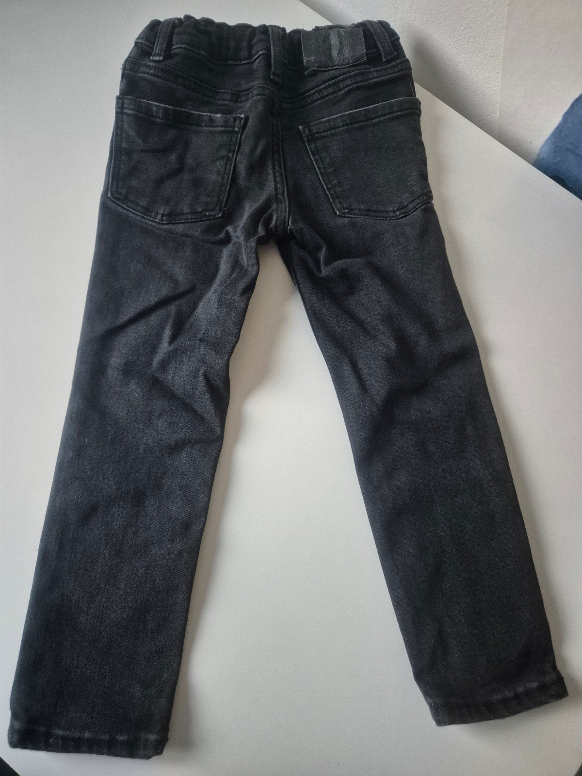 Zwarte spijkerbroek Kiabi maat 104, Ophalen of Verzenden, Zo goed als nieuw, Jongen, Broek