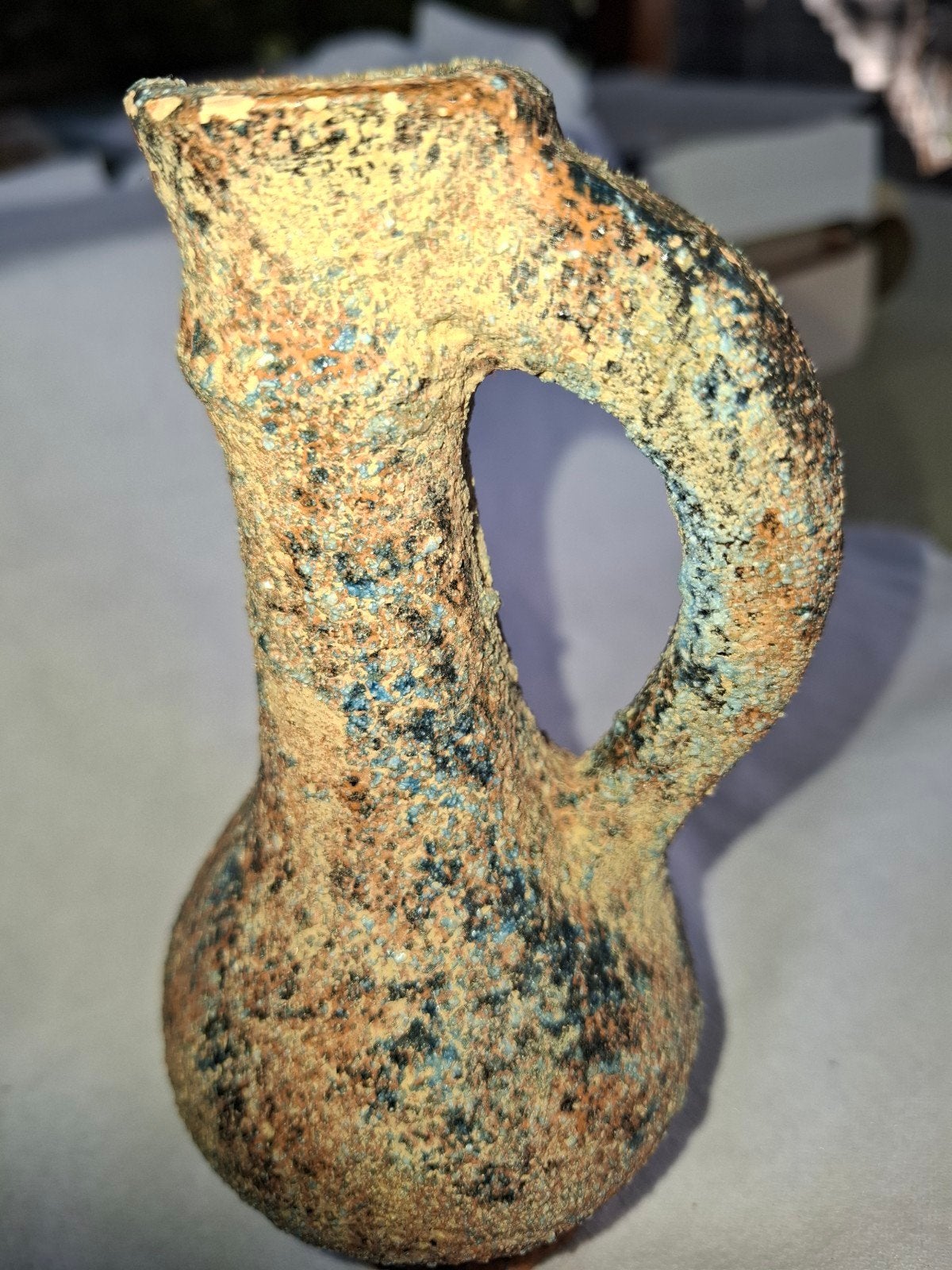 Uniek aardewerk vaasje met handvat, 17 cm hoog, Ophalen of Verzenden
