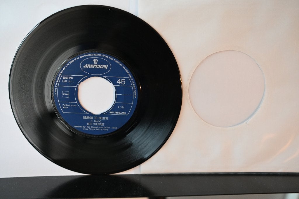 Single 1971 Rod Stewart     Reason to believe - Maggie may, Gebruikt, 7 inch, Ophalen of Verzenden, Beschermende buitenhoes