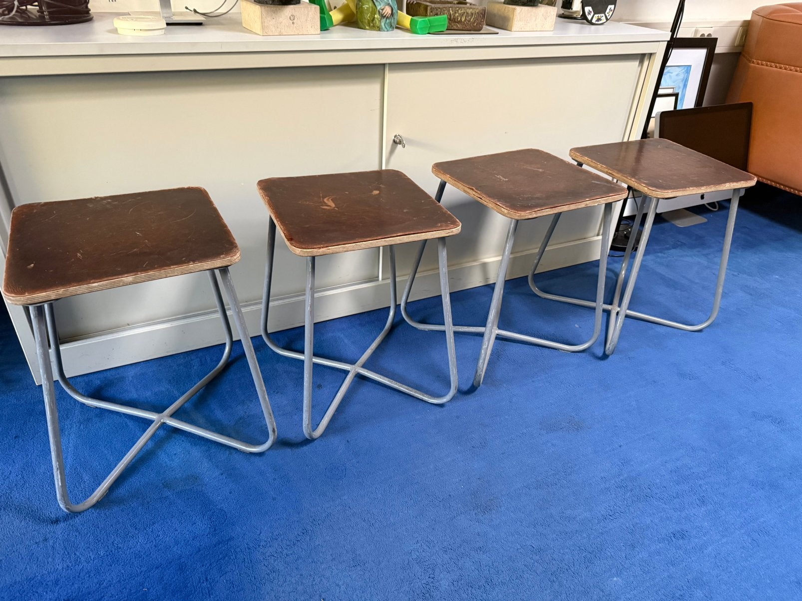 4 industriele werkplaats krukjes leer bekleed, Ophalen, Zo goed als nieuw, Hout
