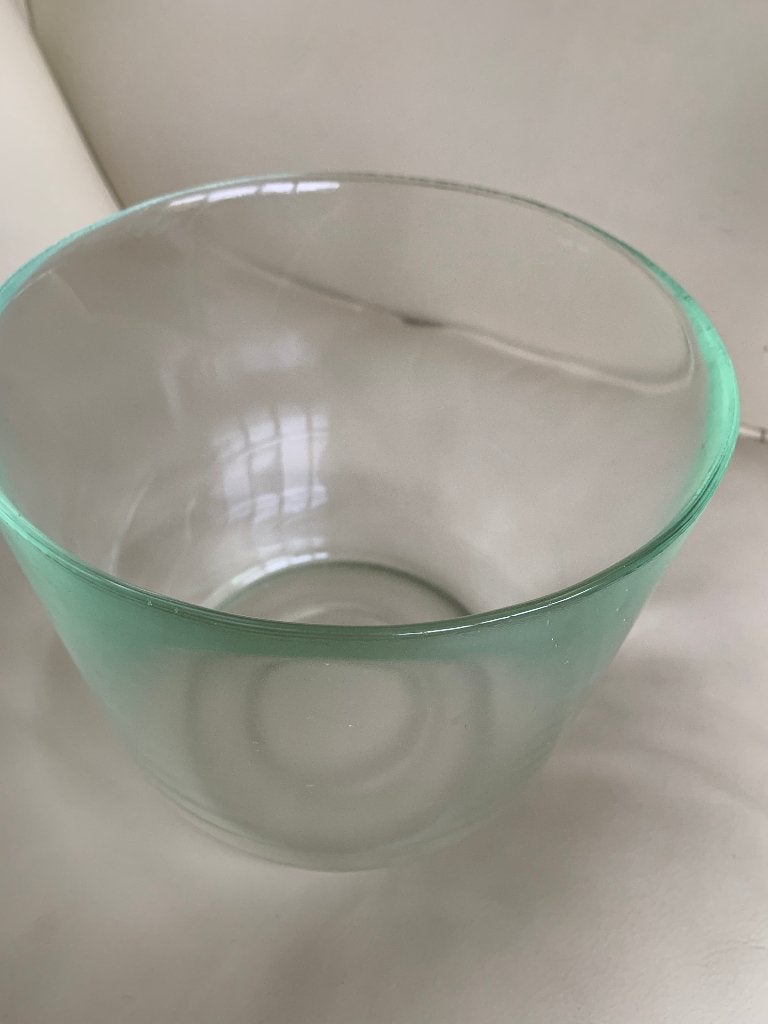 Glazen vaas met een groene tint H 17, B 19 cm, Antiek en Kunst, Antiek | Vazen, Ophalen of Verzenden
