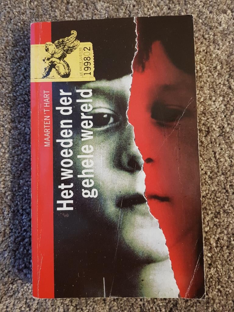 Boek : Het woeden der gehele wereld -- Maarten 't Hart, Ophalen of Verzenden, Gelezen, Maarten 't Hart, Non-fictie