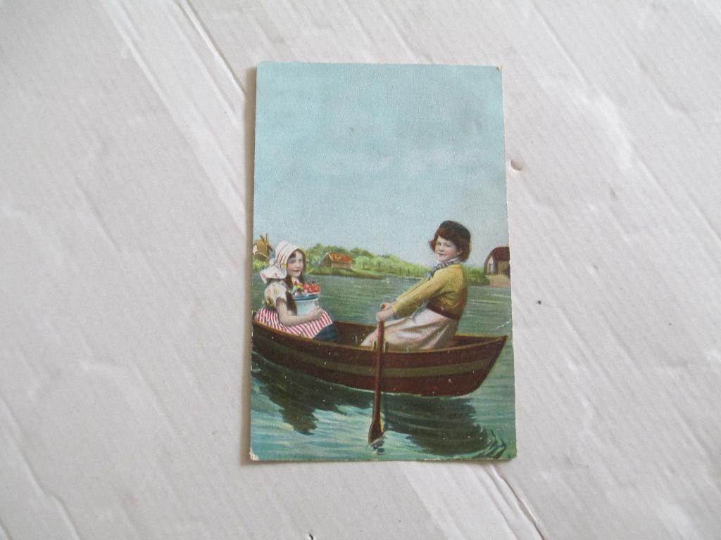 oude ansichtkaart 2 personen in klederdracht in boot, Ophalen of Verzenden, Voor 1920, Gelopen, Klederdracht