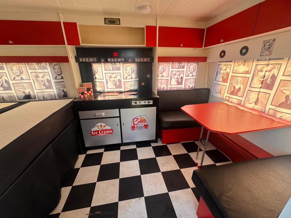 Unieke festival ( zwarte cross) caravan  - Retro stijl!, Caravans en Kamperen, Overige merken, Vast bed, Koelkast, Tot en met 2