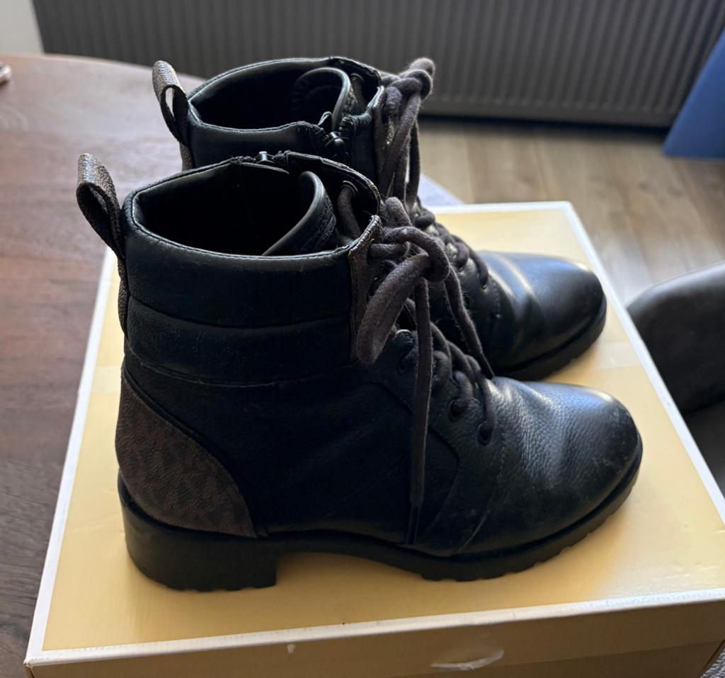 Enkellaarsjes Michael Kors leer maat 37, Kleding | Dames, Schoenen, Zwart, Lage of Enkellaarzen, Ophalen of Verzenden, Gedragen