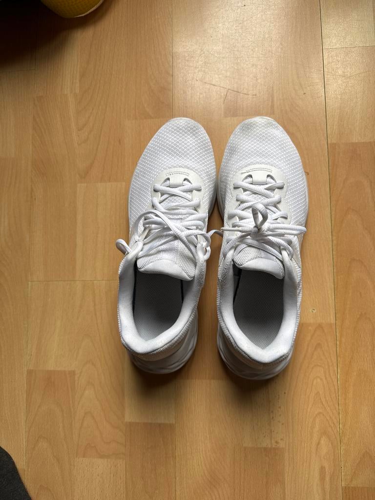 Witte Nike Revolution Hardloopschoenen, Sport en Fitness, Basketbal, Zo goed als nieuw, Ophalen of Verzenden