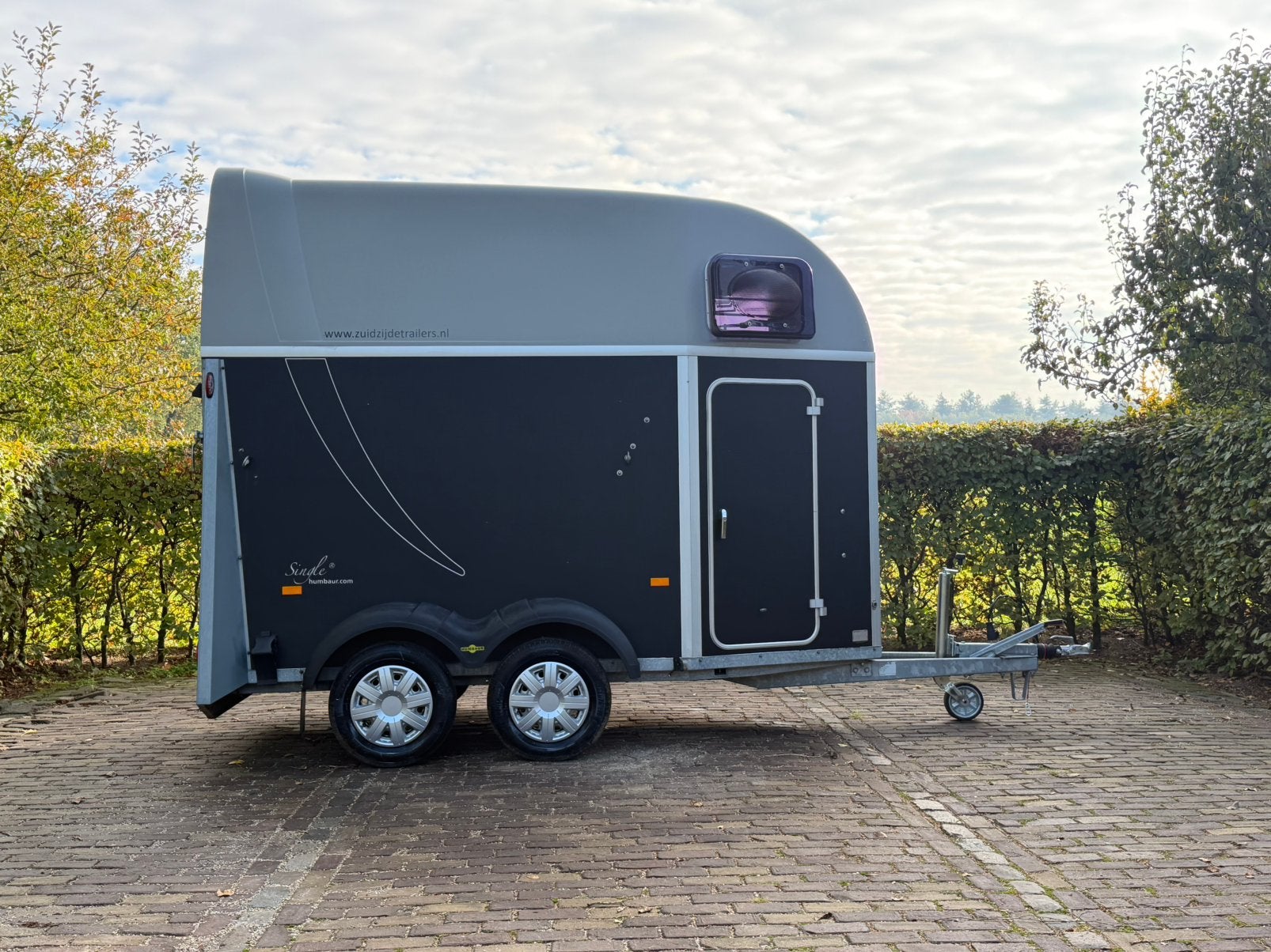 Nette humbaur single met zadelkamer en aluminium bodem, Ophalen, Zo goed als nieuw, Info@ttpaardentrailers.nl, Langenboom