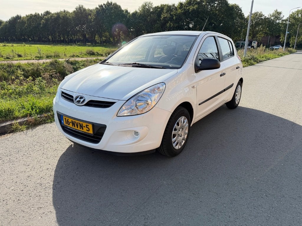Hyundai i20 1.2 5-DRS 2010 Wit, Auto's, 31 €/maand, 4 cilinders, Wit, Handgeschakeld