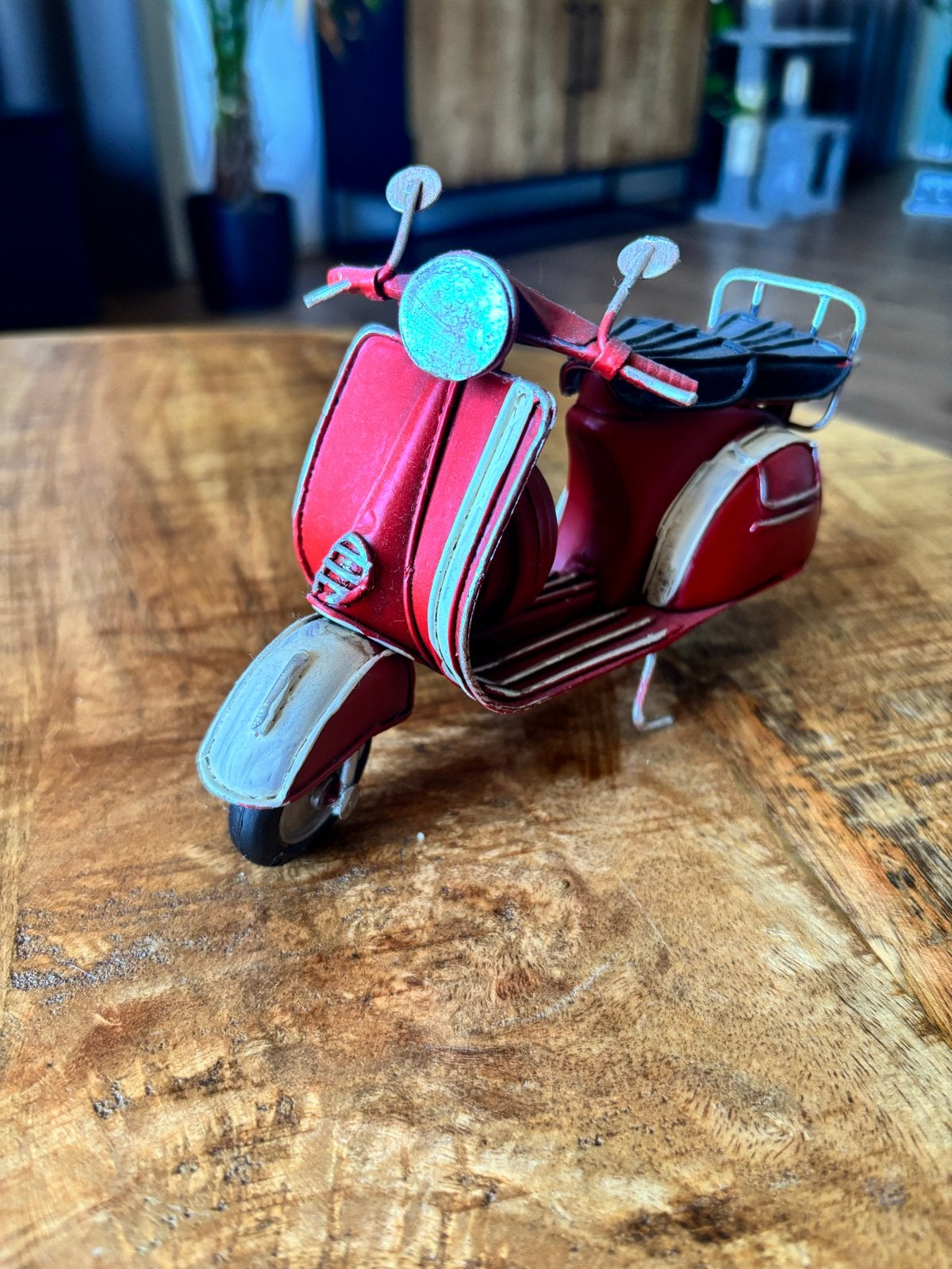 Decoratieve Vespa Scooter Miniatuur Rood, 1:50 of kleiner, Overige typen, Zo goed als nieuw, Ophalen