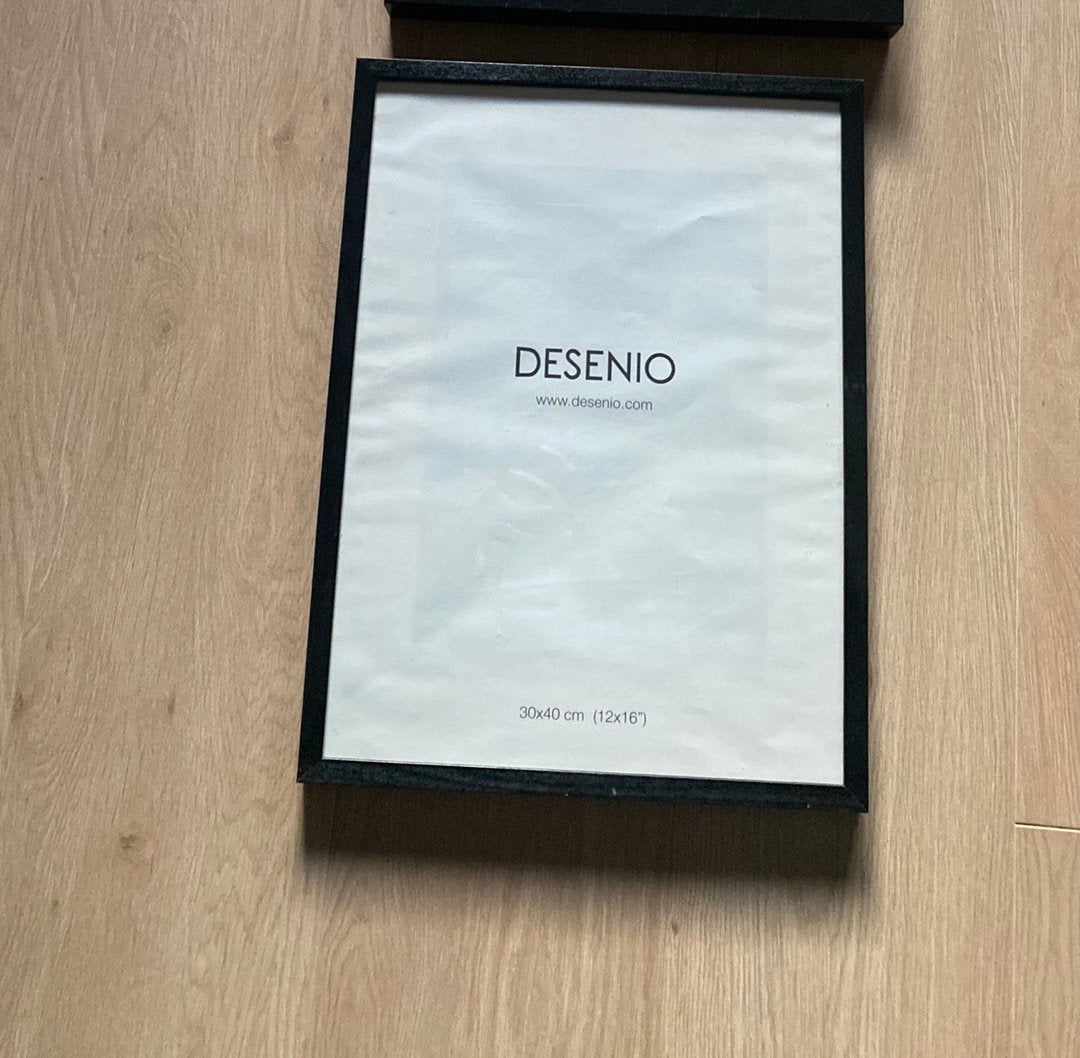 Desenio zwarte houten fotolijst 30 / 40 cm, Ophalen, Gebruikt, Fotolijst