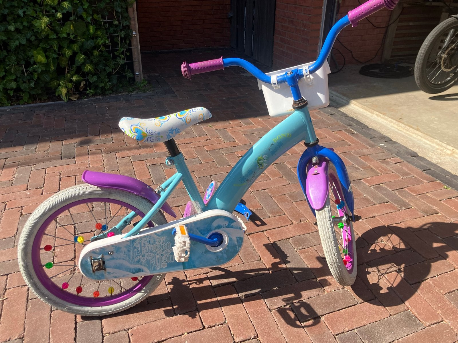 Frozen kinderfiets 16 inch met zijwieltjes en mandje, Fietsen en Brommers, Fietsen | Kinderfietsjes, Ophalen, Zijwieltjes, Velgrem